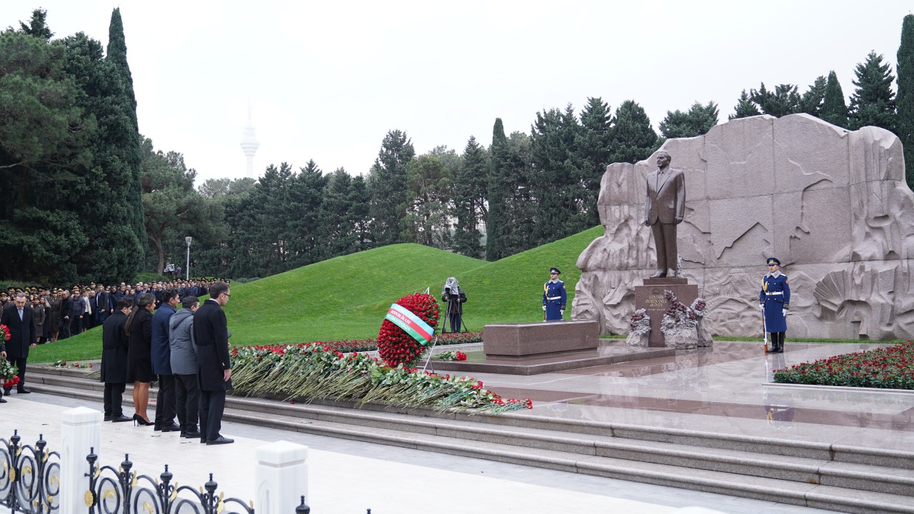 DDLA-nın kollektivi Ulu Öndərin abidəsini ziyarət edib - FOTOLAR